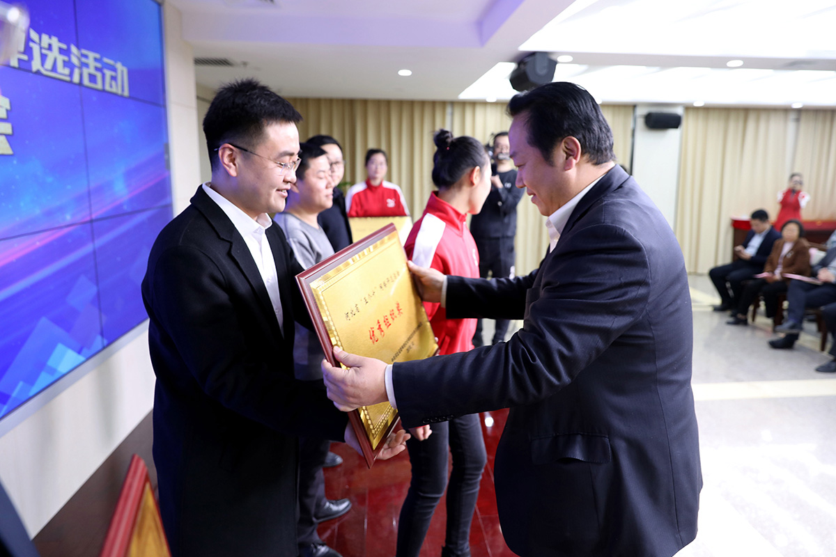 1545880570466109.jpg 省委网信办副主任牛兰东同志为获奖代表颁奖.jpg